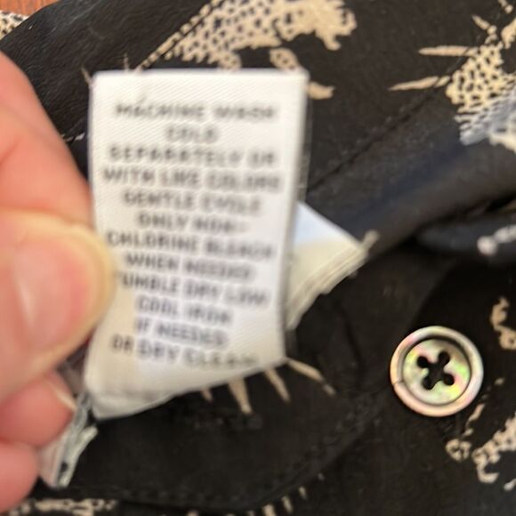 Carmen Carmen Marc Valvo black cheetah sleeveless button front blouse Size L - Picture 9 of 9